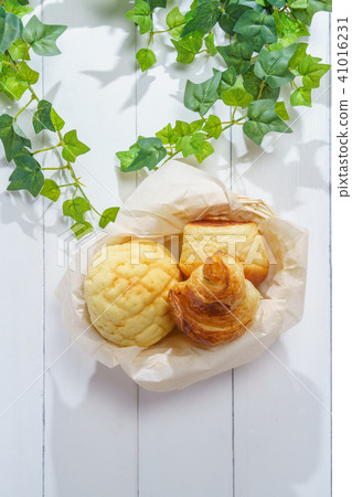 Bread  41016231