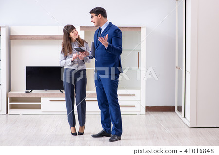 Real estate agent showing new apartment to owner 41016848