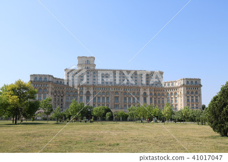 羅馬尼亞首都布加勒斯特國家博物館旁邊的公園風景 羅馬尼亞首都布加勒斯特國家博物館旁邊的公園風景 41017047
