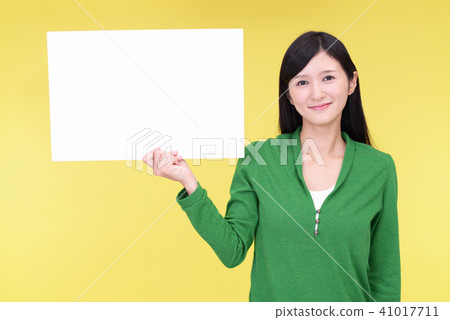 有一個白板的一名微笑的婦女 41017711