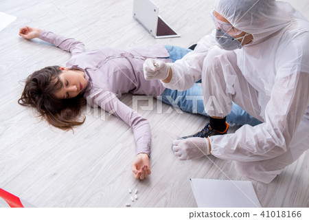 Forensic Investigator At The Crime Scene 照片素材 圖片 圖庫