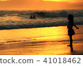 有海灘的一個女孩 41018462