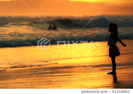有海灘的一個女孩 有海灘的一個女孩 41018462