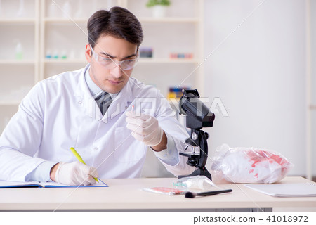 Expert criminologist working in the lab for evidence 41018972