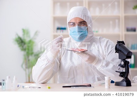 Expert criminologist working in the lab for evidence 41019079