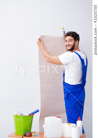 Worker working on wallpaper during refurbishment Worker working on wallpaper during refurbishment 41020785
