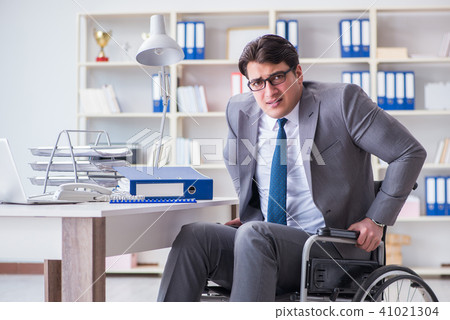 Disabled businessman working in the office 41021304