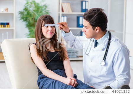 Ophthalmologist is checking up patient in eye doctor hospital 41021332