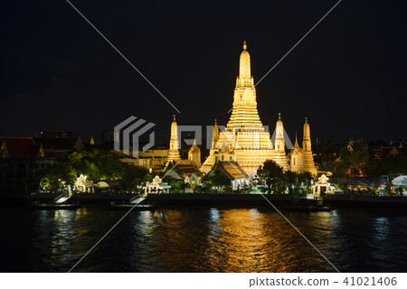 Wat Arun temple at night time with glitter light o 41021406