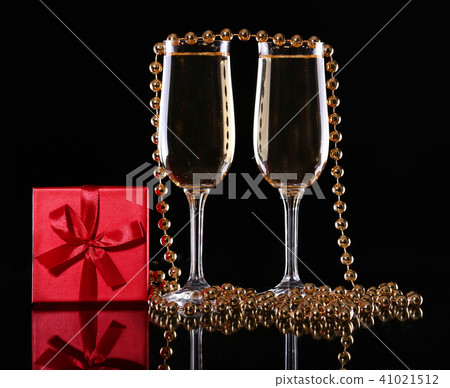 Two glasses of champagne on a dark background 41021512
