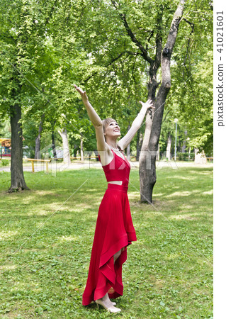 Lady in red dress 41021601
