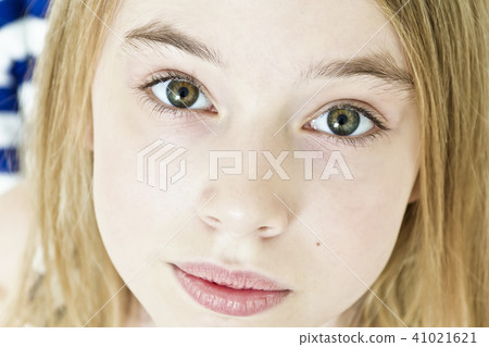 Teenager girl with big green eyes 41021621