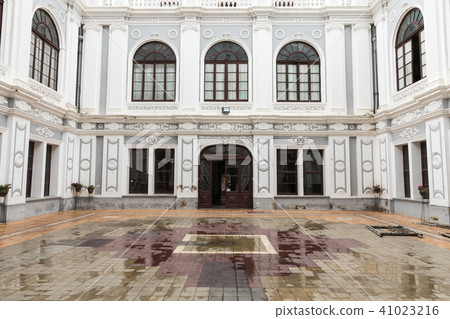 Sucre is the constitutional capital of Bolivia. Tr 41023216