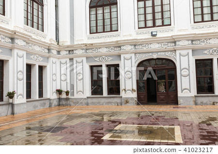 Sucre is the constitutional capital of Bolivia. Tr 41023217