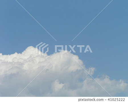 藍天和白色雲彩在初夏 41025222