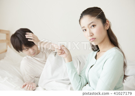 正在服用身體狀況不佳的藥物的女性 正在服用身體狀況不佳的藥物的女性 41027179