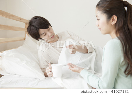 正在服用身體狀況不佳的藥物的女性 正在服用身體狀況不佳的藥物的女性 41027181