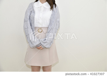 一個穿著羊毛衫的女人 41027307