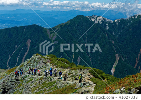 登山者沿著南阿爾卑斯山脈·Kita dake ridgeline和Mt. Phoenix·Jizo dake 登山者沿著南阿爾卑斯山脈·Kita dake ridgeline和Mt. Phoenix·Jizo dake 41027338