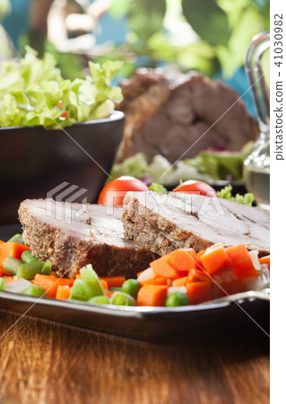 Pork roast with vegetable 41030982