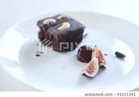 sliced fig with chocolate cake 41031391