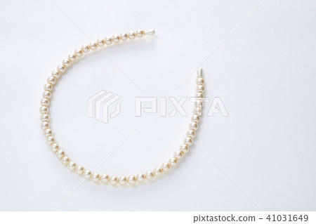 pearl hair band  on white background 41031649