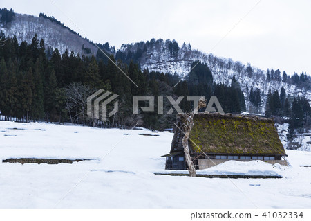 Gifu Shirakawa-go private house surrounded by snow 41032334