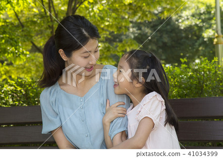 Mother and daughter 41034399