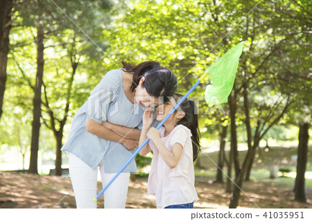 Mother and daughter 41035951