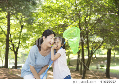 Mother and daughter 41035952