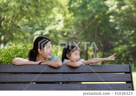 母親和女兒愉快的神色 母親和女兒愉快的神色 41036323