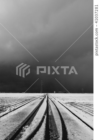 雪雲接近的一條路 雪雲接近的一條路 41037281