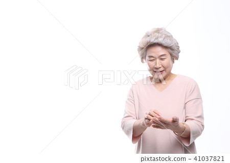 亞洲女人的面部表情,高級,中年,老人,祖母,特寫,笑,悲傷,孤獨,健康 亞洲女人的面部表情,高級,中年,老人,祖母,特寫,笑,悲傷,孤獨,健康 41037821
