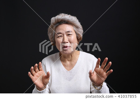 亞洲女人的面部表情，高級，中年，老人，祖母，特寫，笑，悲傷，孤獨，健康 41037855