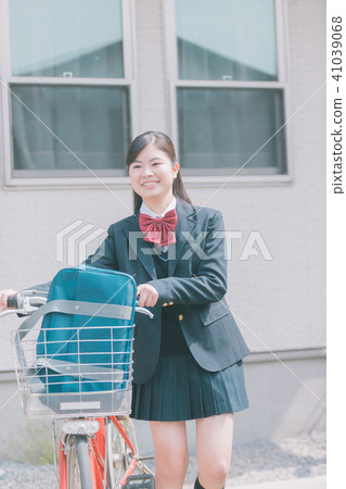 travel to school by car, high school girl, person 41039068