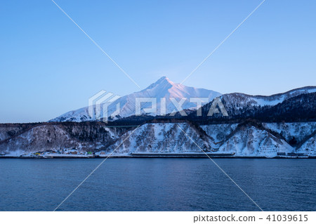 Landscape of Yihai Harbor and Rishiri Fuji 41039615