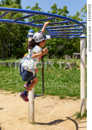 Girls cloudying 41040208