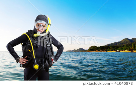 Female diver sportsman in wetsuit and diving gear Female diver sportsman in wetsuit and diving gear 41040878