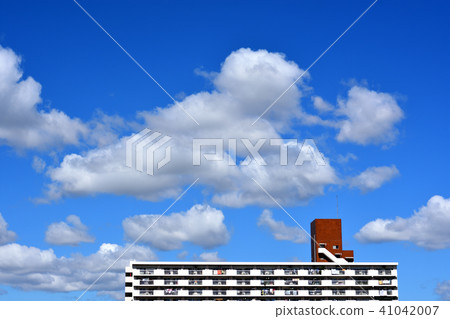 Apartment in Yashio Park Town and blue sky 41042007