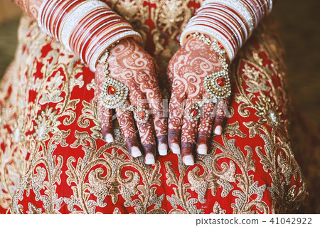 Hands of Indian bride with menhdi (henna) tattoo 41042922