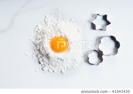flour with egg 41043430