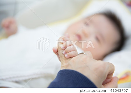 抱著母親的手指的嬰兒 抱著母親的手指的嬰兒 41043707