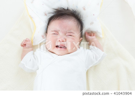 Baby crying 41043904