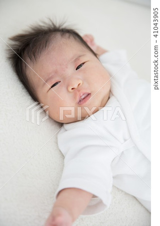 Baby crying 41043905