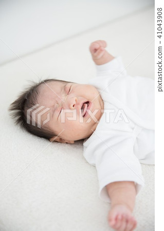 Baby crying 41043908