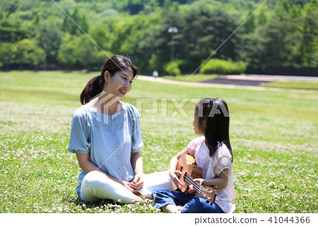 Happy mother and daughter 41044366
