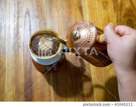 Hand coffee 41045211