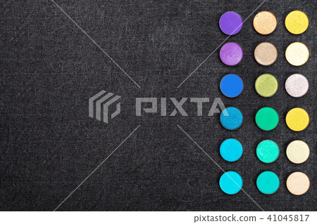 eyeshadow pallete in straight rows eyeshadow pallete in straight rows 41045817