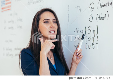 English lesson Teacher shows how to pronounce the sounds 41046973