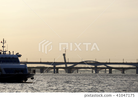 Cruise ship, World Cup Bridge, Yanghwa Bridge, Tangsan Bridge, Han River, Seoul Cruise ship, World Cup Bridge, Yanghwa Bridge, Tangsan Bridge, Han River, Seoul 41047175
